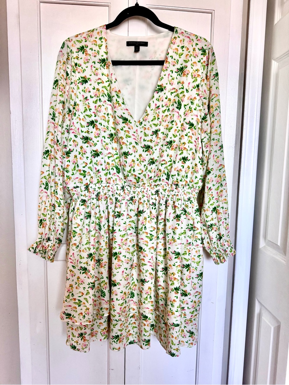 Banana Republic White Floral V-Neck Long Sleeve Dress